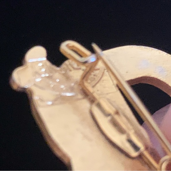 Disney C Clasp Gold Tone Pin Winnie the Pooh Alphabet Character pin Letter "D” - Picture 4 of 6